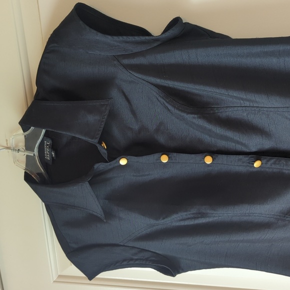 Elegant Black Dress with Gold Accents - Picture 4 of 6